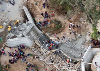 Atienden a pacientes de accidente de puente en construcción en Quiché. (Foto: ASONBOMND)