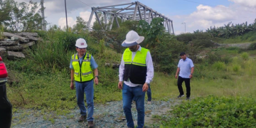 Autoridades del CIV supervisaron puentes y carreteras en Izabal. (Foto: CIV)