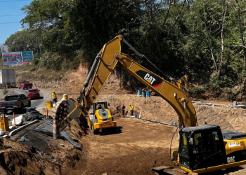 Continúan los trabajos de rehabilitación en el kilómetro 44 de la autopista Palín-Escuintla. (Foto: CIV)
