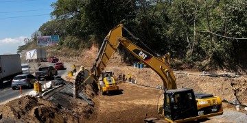 Continúan los trabajos de rehabilitación en el kilómetro 44 de la autopista Palín-Escuintla. (Foto: CIV)