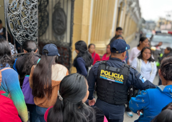 Seguridad en escuelas Estas orientaciones forman parte del programa Escuelas Seguras, cuyo propósito es prevenir incidentes de violencia y evitar la presencia de grupos delictivos en las cercanías de los centros educativos. / Foto: PNC
