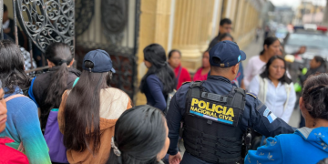 Seguridad en escuelas Estas orientaciones forman parte del programa Escuelas Seguras, cuyo propósito es prevenir incidentes de violencia y evitar la presencia de grupos delictivos en las cercanías de los centros educativos. / Foto: PNC