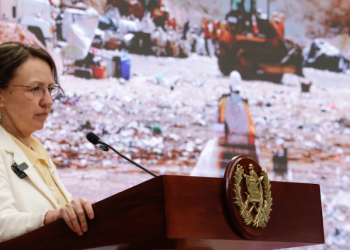 Ministra de ambiente reconoce la participación de los ciudadanos en la clasificación de desechos para mejorar el medio ambiente. /Foto: Dickéns Zamora.