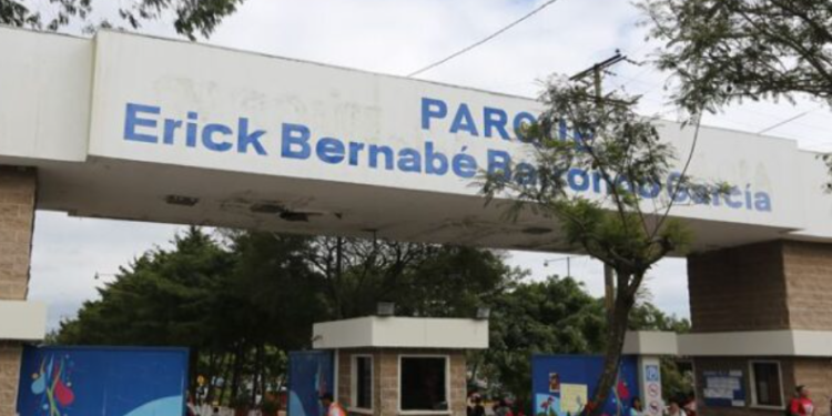 Parque Erick Barrondo es utilizado como albergue para retornados. /Foto: MCD.