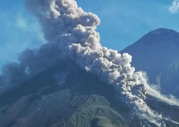 Ubicado en el departamento de Quetzaltenango, el volcán Santiaguito es uno de los más activos de Guatemala. / Foto: Conred