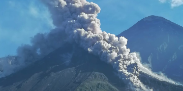 Ubicado en el departamento de Quetzaltenango, el volcán Santiaguito es uno de los más activos de Guatemala. / Foto: Conred