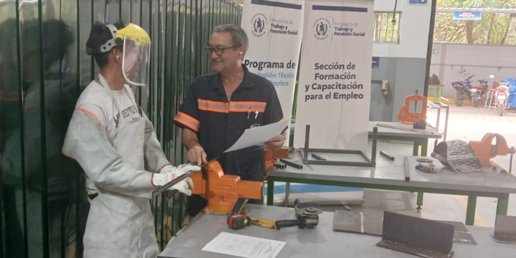 Soldadores en Zacapa participaron en la certificación de competencias. /Foto: Mintrab.