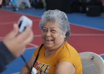 Feria de Salud acerca servicios a personas mayores en parque deportivo. / Foto: MSPAS.