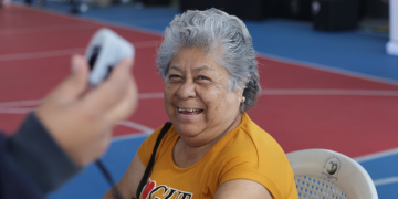 Feria de Salud acerca servicios a personas mayores en parque deportivo. / Foto: MSPAS.