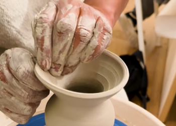 Artesano guatemalteco imparte taller de cerámica en España. /Foto: Inguat.