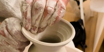 Artesano guatemalteco imparte taller de cerámica en España. /Foto: Inguat.