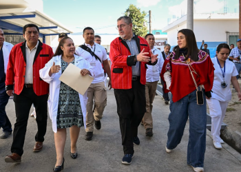 Presidente Bernardo Arévalo supervisó avance de remozamiento de Hospital de Joyabaj. (Foto: Byron de la Cruz// Daniel Ordoñez)