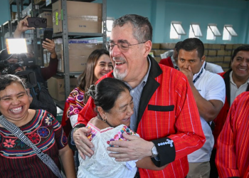 Presidente Bernardo Arévalo compartió su compromiso con la dignificación del personal de salud. (Foto: Byron de la Cruz// Daniel Ordoñez)