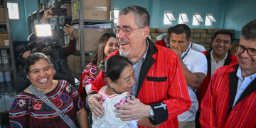 Presidente Bernardo Arévalo compartió su compromiso con la dignificación del personal de salud. (Foto: Byron de la Cruz// Daniel Ordoñez)