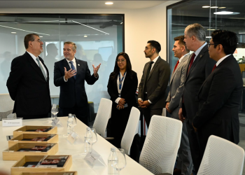 Presidente Arévalo conoce el Centro de Análisis de Datos e Inteligencia Artificial de Nestlé. / Foto: Álvaro Interiano.