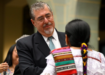 Presidente Arévalo participó en la entrega de distinción de cambio de la rosa de la paz por Otilia Lux. (Foto: Álvaro Interiano)