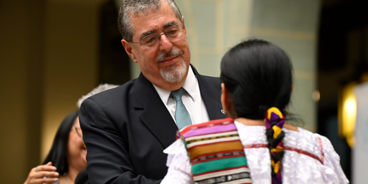 Presidente Arévalo participó en la entrega de distinción de cambio de la rosa de la paz por Otilia Lux. (Foto: Álvaro Interiano)