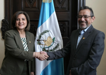 Vicepresidenta trabaja en la dotación de servicios en hospitales. (Foto: Vicepresidencia)