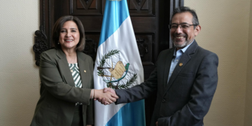 Vicepresidenta trabaja en la dotación de servicios en hospitales. (Foto: Vicepresidencia)