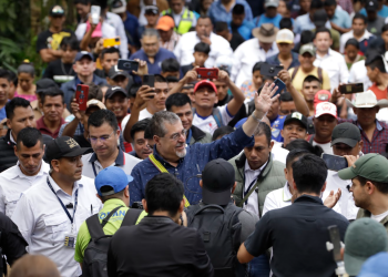 Presidente en el arribo para inaugurar Rutas del Desarrollo. / Foto: Alex Jacinto.