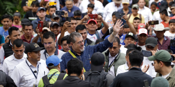 Presidente en el arribo para inaugurar Rutas del Desarrollo. / Foto: Alex Jacinto.