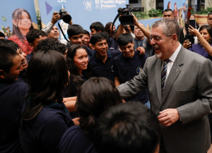 Presidente estrecha manos con estudiantes de Quetzaltenango. /Foto: Gilbert García.