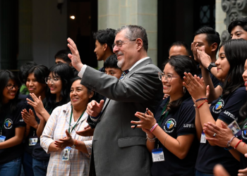 Presidente saluda a estudiantes que visitaron el Palacio Nacional. /Foto: Álvaro Interiano.