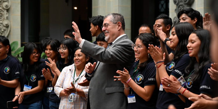 Presidente saluda a estudiantes que visitaron el Palacio Nacional. /Foto: Álvaro Interiano.