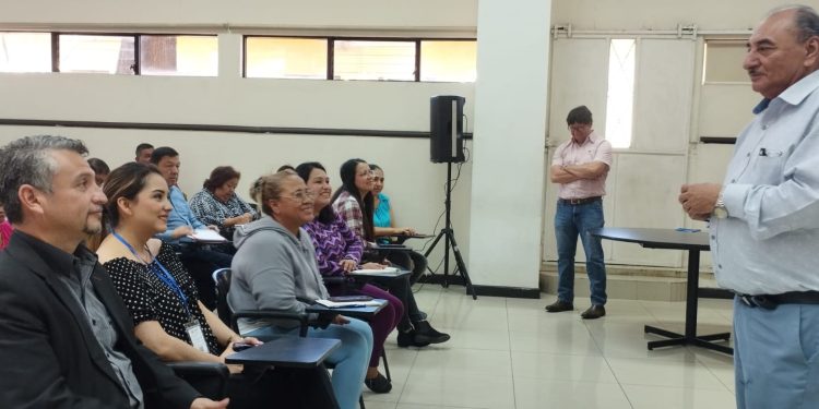 CIV capacita a colaboradores sobre la clasificación de basura. /Foto: CIV.