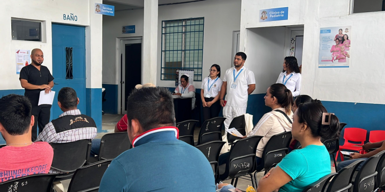 Charla de medidas de prevención del cáncer. / Foto: IGSS.