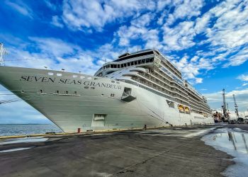Crucero Seven Seas Grandeur arriba a Puerto Santo Tomás de Castilla. /Foto: Inguat.