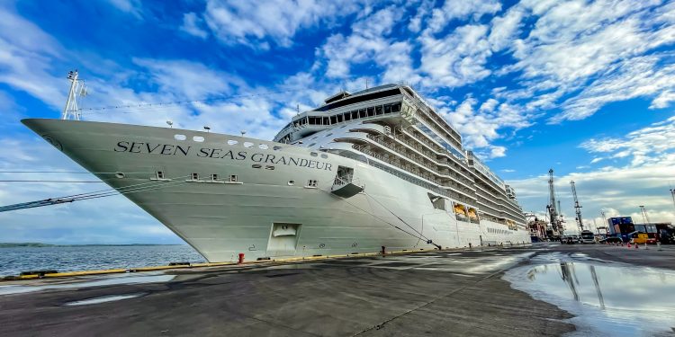 Crucero Seven Seas Grandeur arriba a Puerto Santo Tomás de Castilla. /Foto: Inguat.