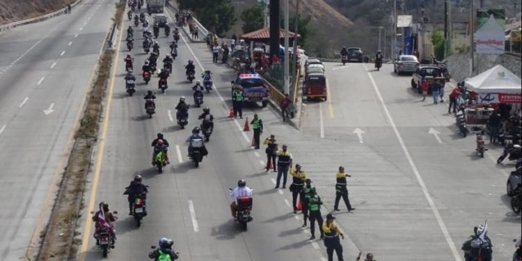 Departamento de Tránsito de la PNC mantiene instalado 32 puestos de control