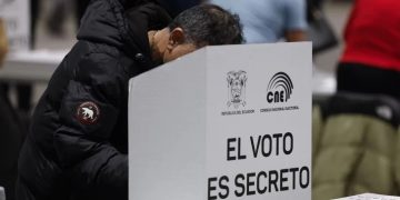 Miles de ecuatorianos acuden a las urnas para elegir nuevo presidente y miembros de la Asamblea Nacional (Congreso).