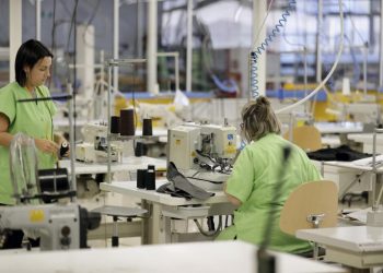 La creación de empleo se estanca en América Latina, señala la OIT.