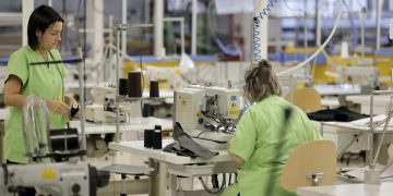 La creación de empleo se estanca en América Latina, señala la OIT.