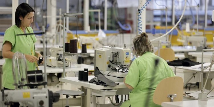 La creación de empleo se estanca en América Latina, señala la OIT.