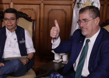 El mandatario Bernardo Arévalo y el ministro de Comunicaciones. / Foto: Daniel Ordóñez