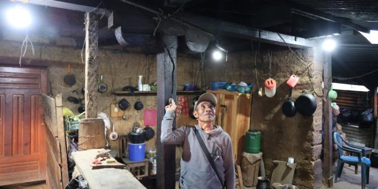 Electricidad llega a comunidades de San Bartolomé Jocotenango, Quiché. / Foto: INDE.