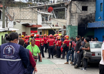 Entidades brindan apoyo tras accidente en Calzada La Paz./Foto: MSPAS.