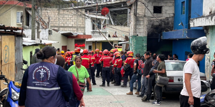 Entidades brindan apoyo tras accidente en Calzada La Paz./Foto: MSPAS.