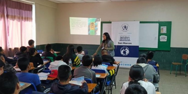 Estudiantes de San Marcos se beneficiaron con charla informativa sobre protección animal. / Foto: MAGA.