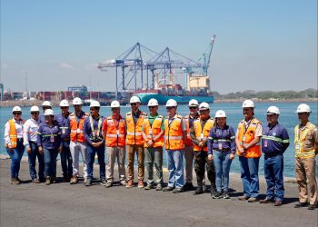 Ingenieros de Estados Unidos evalúan estado del Puerto Quetzal. / Foto: Embajada de los Estados Unidos en Guatemala.