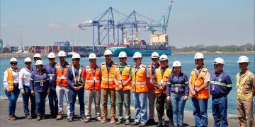 Ingenieros de Estados Unidos evalúan estado del Puerto Quetzal. / Foto: Embajada de los Estados Unidos en Guatemala.