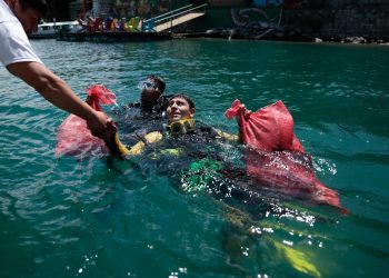 Hombres rana de los Bomberos Voluntarios extrajeron gran cantidad de desechos del lago de Atitlán.