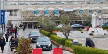 El papa Francisco se encuentra recluido en el Hospital Policlínico Universitario Agostino Gemelli desde el viernes de la semana pasada.