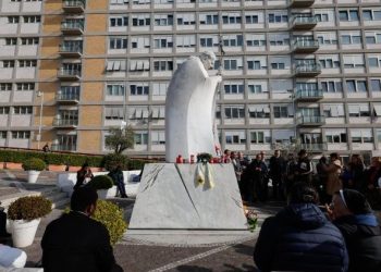 Religiosas y particulares se reúnen en las afueras del Hospital Gemelli, donde se encuentra recluido el papa Francisco, para orar por su salud.