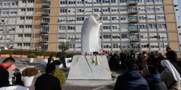 Religiosas y particulares se reúnen en las afueras del Hospital Gemelli, donde se encuentra recluido el papa Francisco, para orar por su salud.