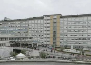 El papa Francisco lleva cinco días recluido en el hospital Gemelli, en Roma y su estado salud es complejo.