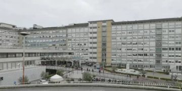 El papa Francisco lleva cinco días recluido en el hospital Gemelli, en Roma y su estado salud es complejo.